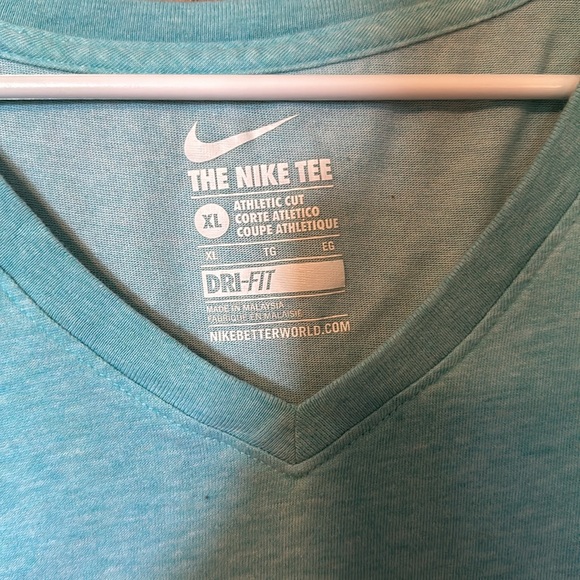 Nike V-neck lightweight t-shirt size XL - Picture 2 of 2